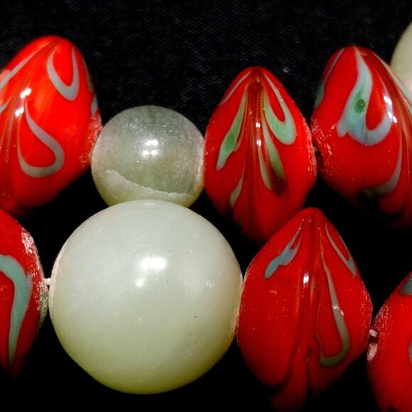 Chrysoprase Quartz Porcelain Bead Necklace Red Green White Toggle 1990s Vintage - Picture 3 of 10